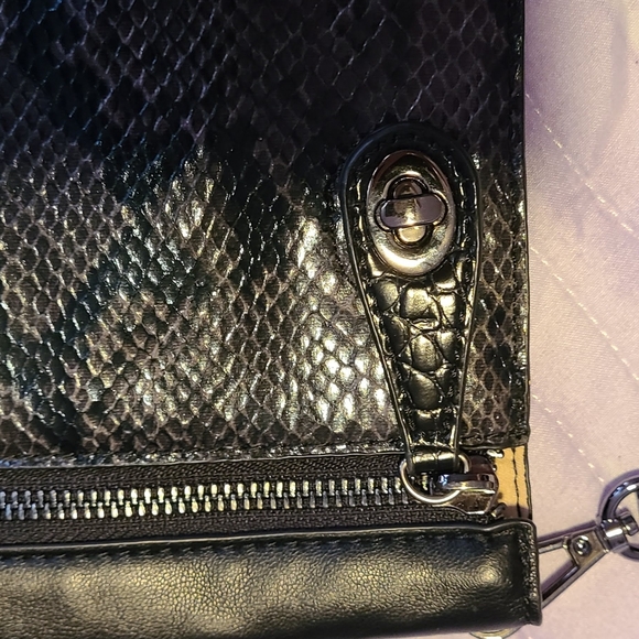 EUC SONDRA ROBERTS squared wristlet - Picture 8 of 8